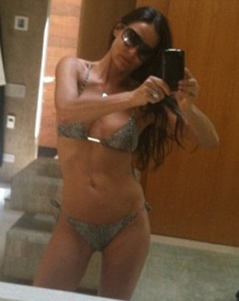 demi bien buena en bikini
